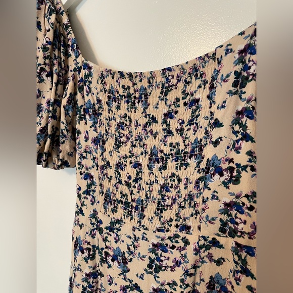 ASTR The Label. Square Neck Bubble Sleeve Dress - Picture 3 of 4